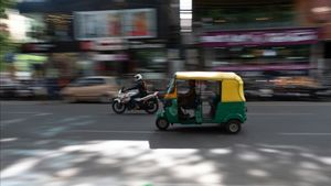 Indiennes sautent de Bajaj Ngebut Gegara conduite par conducteur à une route inconnue