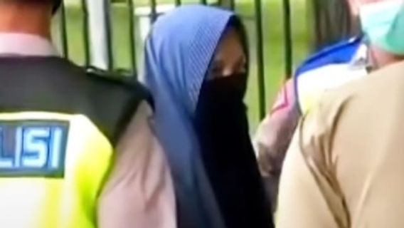 Densus 88 Turun Tangan Usut Keterlibatan Wanita Bercadar yang Todongkan Senpi di Istana dengan Jaringan Terorisme