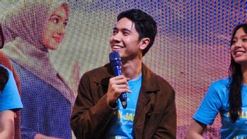 Emir Mahira Learns the Role of a Young Imam, to the Point of Studying at a Religious School