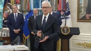 Apple Hadiahkan Patung Gorilla Glass Berlapis Emas 24K dan Investasi Rp1.629 Triliun untuk Trump