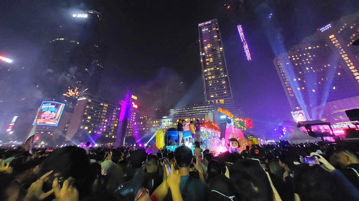 Enjoying New Year's Eve At The HI Roundabout: Full Of Sesak, Seen Fireworks