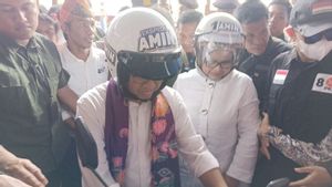 Anies Bonceng Istri Naik Motor Susur Tanah Merah Lokasi Kampanye Perdana