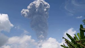 北马鲁古的伊巴山喷发发射高达5公里的热云