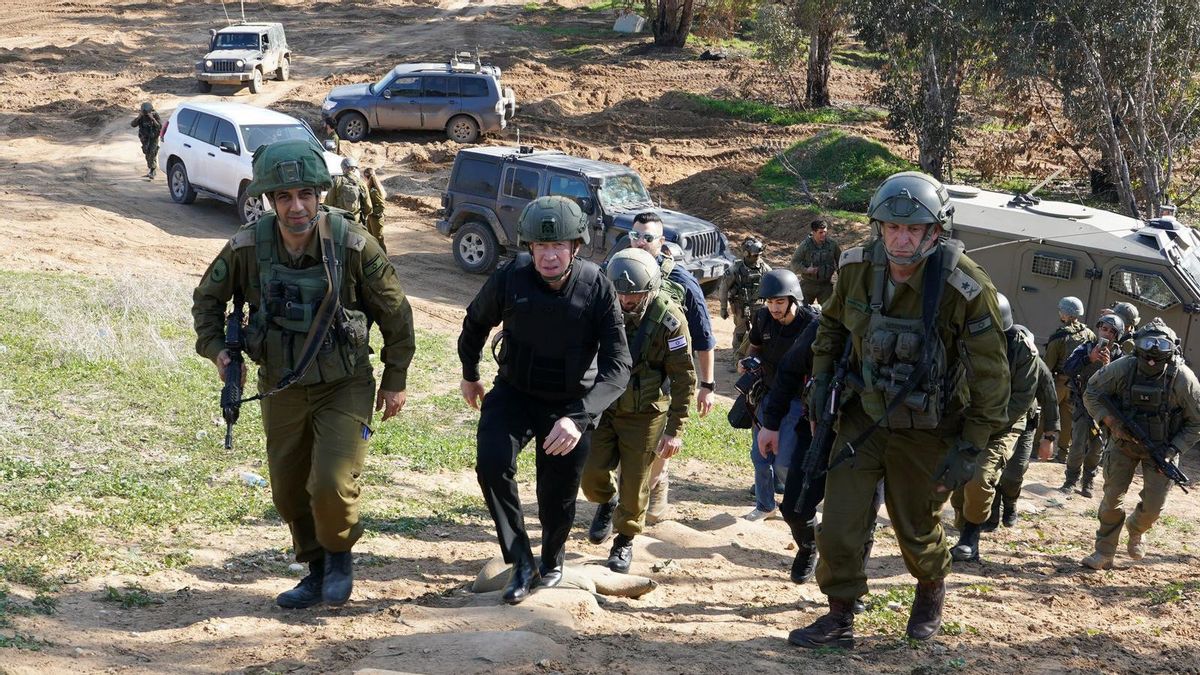 وحذر وزير الدفاع غالانت إسرائيل من أنها قد تنفذ هجمات كما هو الحال في غزة ضد لبنان إذا تم إسكاتها.