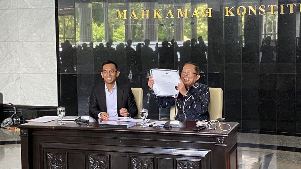 印尼宪法法院法官阿苏尔·萨尼（Arsul Sani）因假文凭被曝光后，出示了真实文凭