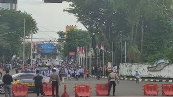 警察关闭通往南苏门答腊的道路DPRD办公室防止人群学生演示拒绝增加燃料，这是地点