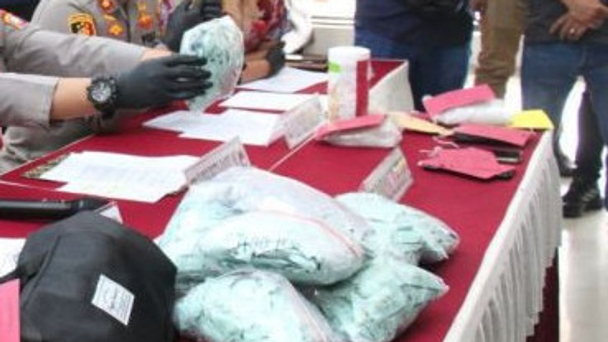 887个含有马来西亚固体药物的液体蒸汽在Barelang Kepri被没收,经销商被固定