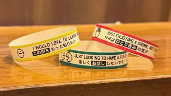 Gelang Unik di Bar Jepang, Cara Baru Memulai atau Menghindari Obrolan