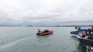 غرق ثلاثة من أفراد الطاقم في مياه بحر جاوة بعد أن ضربتهم الأمواج أثناء البحث عن الأسماك