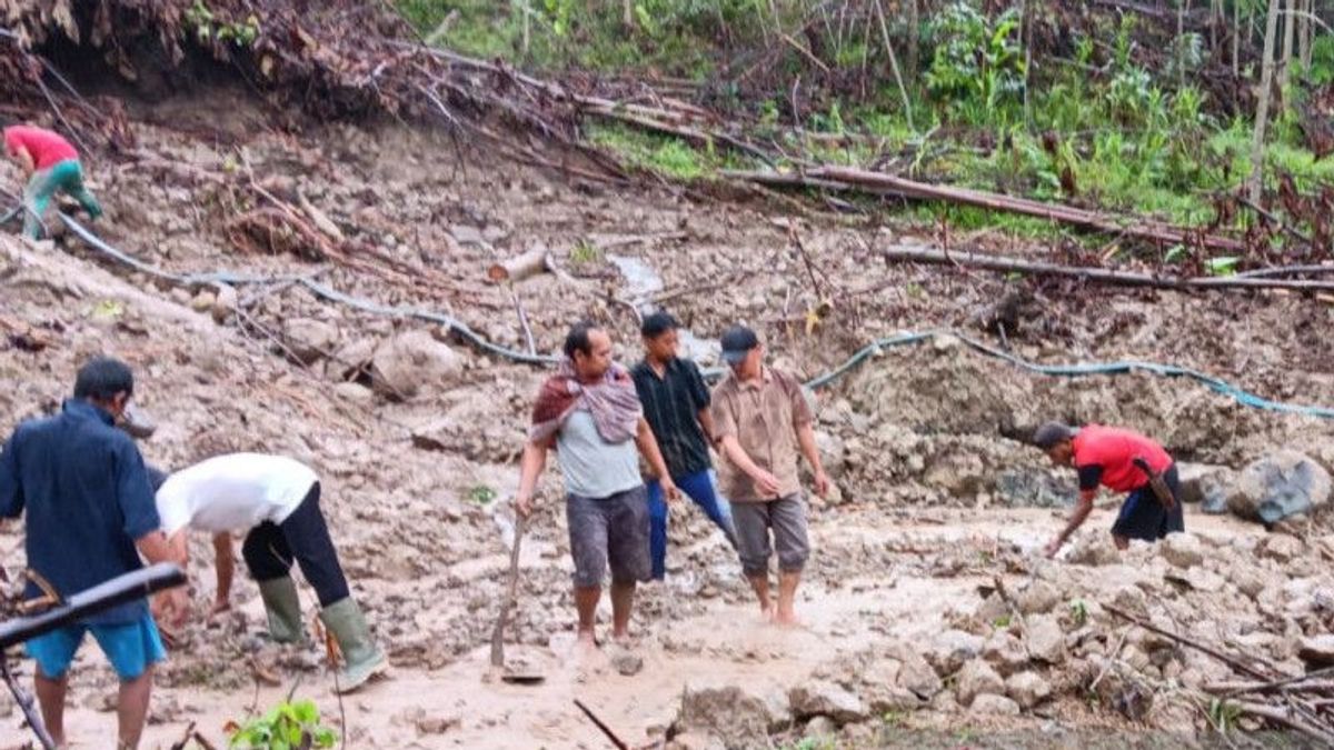 The Road Was Cut Off Due To Landslides At Leles Cianjur Now Can Be Passed