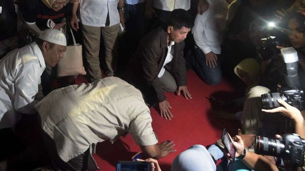 Prabowo Claims To Win The Presidential Election With Sujud Syukur In Today's Memory, 17 April 2019