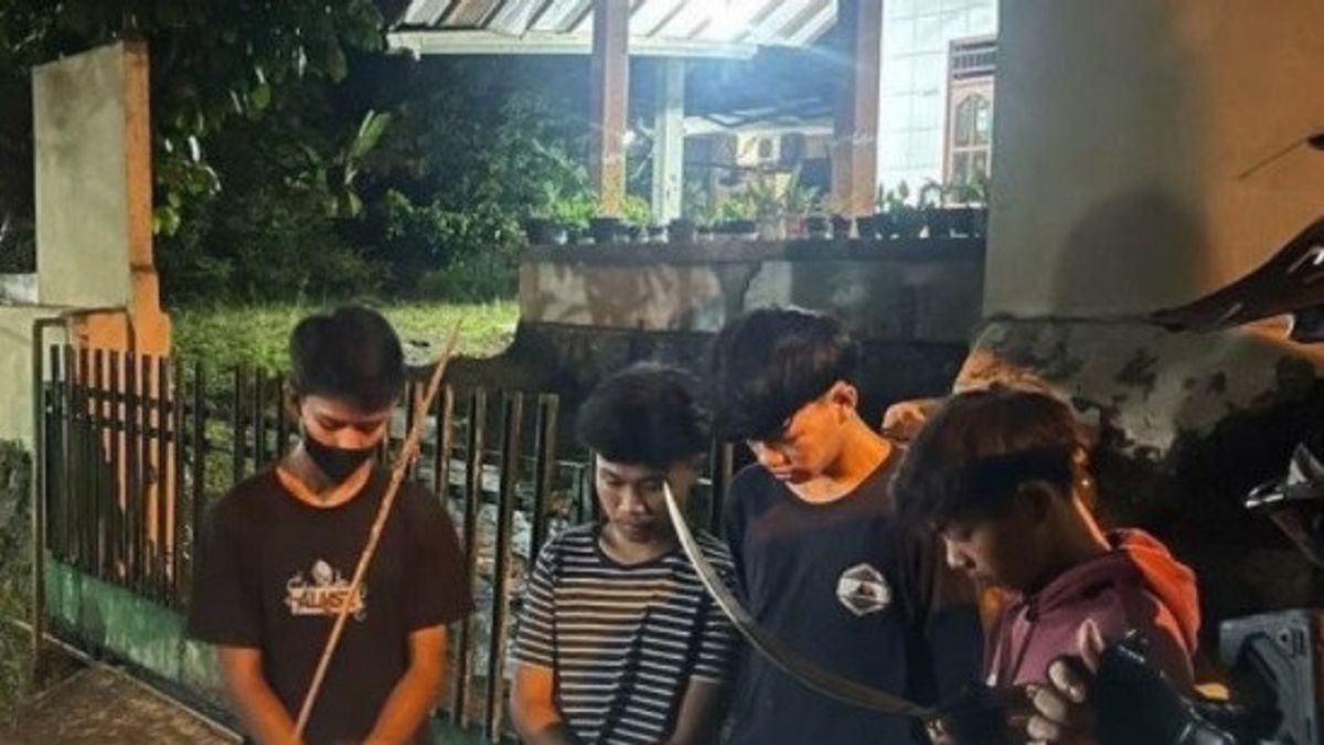 7 Remaja Laki-laki Bersenjata Celurit di Depok, Cari Korban Sambil Live Instagram