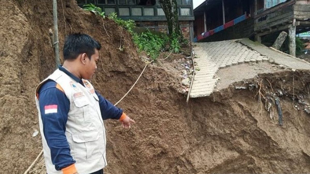 Puting Beliung dan Tanah Longsor Hancurkan Rumah serta Jalan di Musi Banyuasin