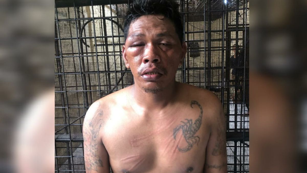 L’homme avec un tatouage avec une légende d’origine de Pontianak Babak Belur a été agressé par une foule devant la gare de Lenteng Agung