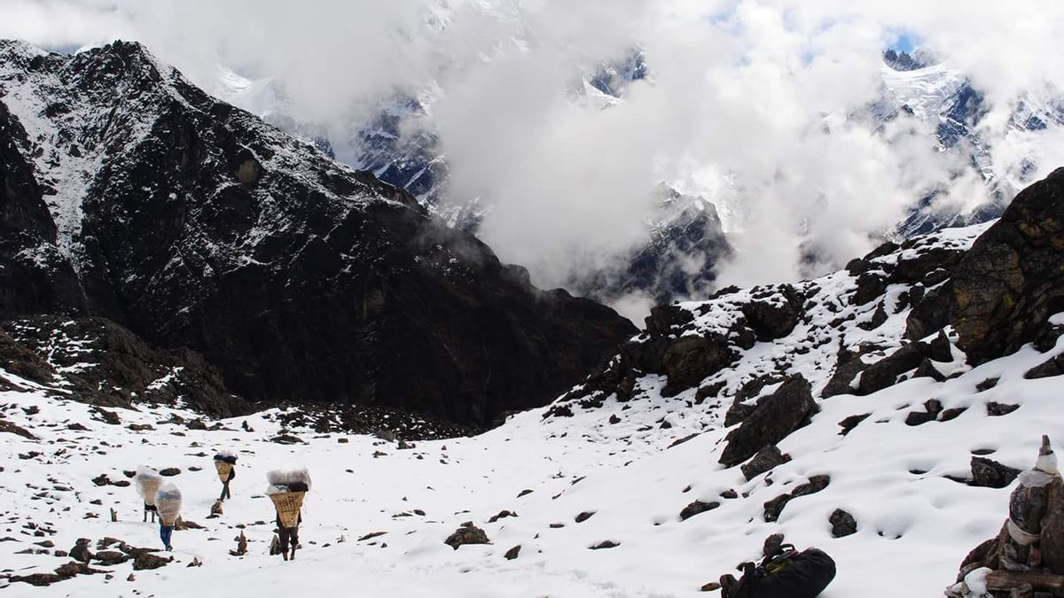 Snow And Heavy Rain Hit Himalayan, Hundreds Of Climbers Stranded On Everest