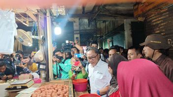 タンブン市場を訪れ、ズーリャス貿易大臣が突然訪問者のために卵を買う
