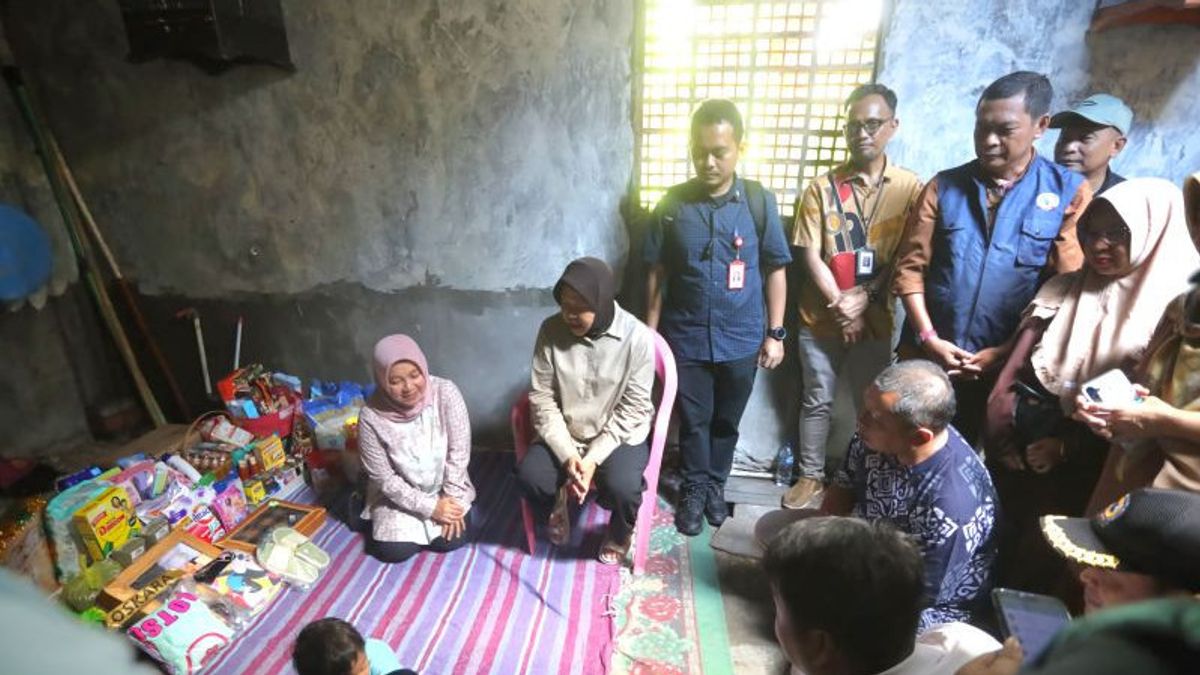 Mensos Risma Berjanji akan Relokasi Korban Rudapaksa Ayah Tiri di Surabaya