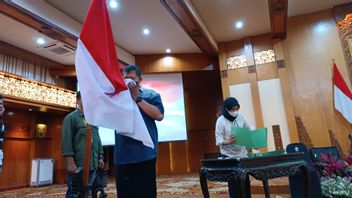 Kissing The Red And White Flag, 15 Ex-Members Of The Islamiyah Network In East Java Pledge Allegiance To The Unitary State Of The Republic Of Indonesia In Front Of Densus 88