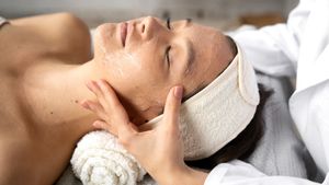 Comment porter le bon Gua Sha, un outil de massage facial traditionnel pour votre peau crépuscule
