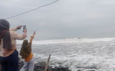 Tinggi Letusan Gunung Anak Krakatau 157 Meter, Namun Visual Tertutup Kabut