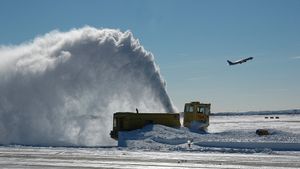 Badai Musim Dingin Ganggu Perjalanan Liburan, Maskapai Batalkan 4.400 Penerbangan di Amerika Serikat