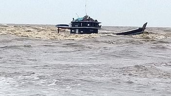 被巨浪击中，棕榈货船沉没在东贾邦水域
