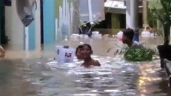 洪水に見舞われたジャカルタの住民:PLNは人々に立っている水に注意し、MCBからの電気を止めるよう促す