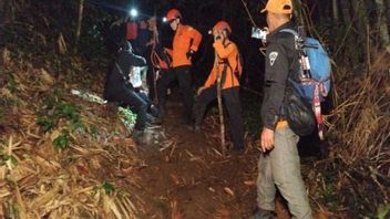 It Took 2 Hours, The SAR Team For The Evacuation Of Injured Climbers From Mount Tampusu, North Sulawesi