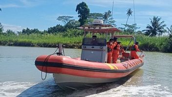 Syukur Kurniawan在Sarang Baung岛上寻找鱼类时迷路了，只有一艘船漂流