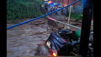 山洪暴发冲刷了苏卡布米的房屋和汽车