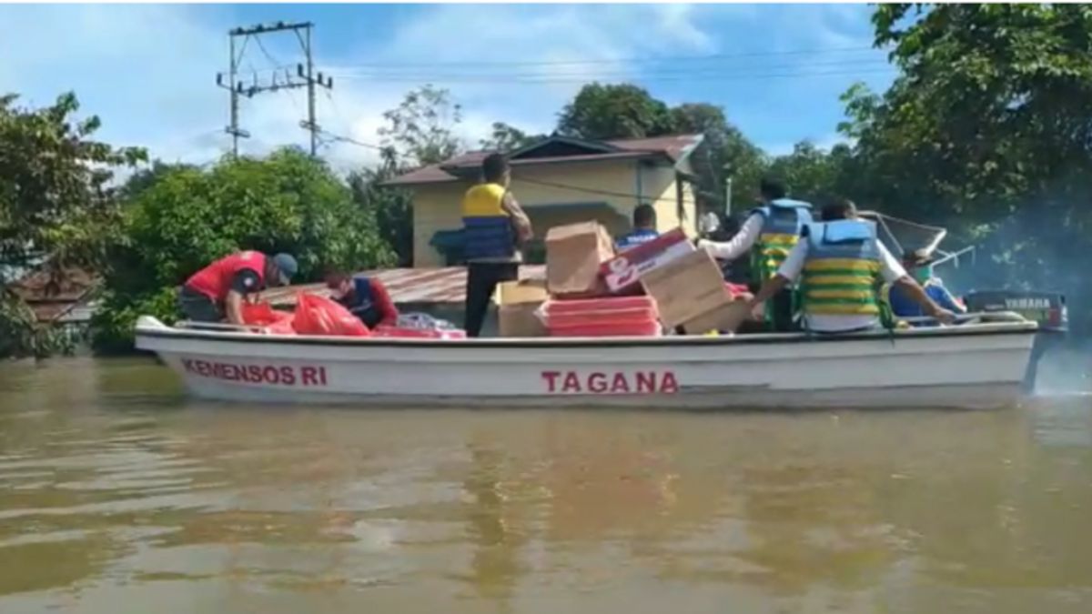 参观卡普亚斯卡尔巴河畔的洪水灾民， 门索斯 · 里斯马对要求穿衣服的居民大喊大叫