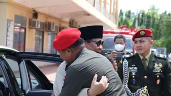 参观柬埔寨王国的Kopassus总部，Prabowo被他的前门徒拥抱