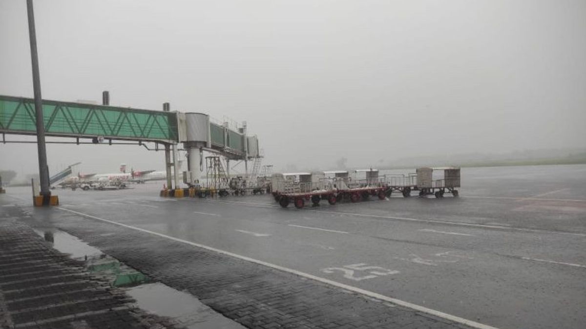 سوء الاحوال الجوية الأمطار الغزيرة ، تأخر رحلة مطار سام راتولانجي مانادو
