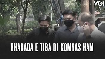 VIDEO: Kenakan Kemeja Hitam, Bharada E Tiba di Komnas HAM