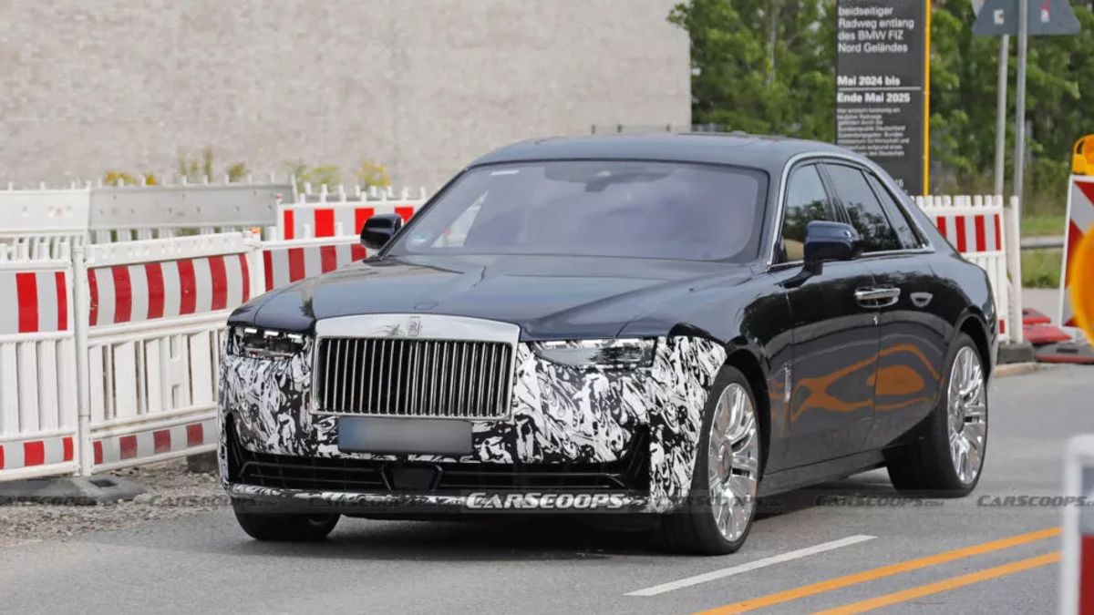 Rolls-Royce Ghost Facelift Tertangkap Kamera Uji Coba di Jerman, Meluncur di 2026