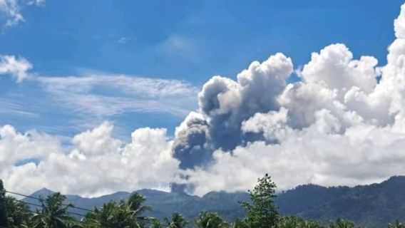 北ハルマヘラ・ドゥコノ山 高さ1.1キロメートルの火山灰を噴霧、警戒態勢