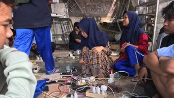 Electricity Is Still Out, Residents Of Victims Of The Cianjur Cigenang Earthquake Attack The Mobile Genset For The Sake Of Being Able To Charge Cellphones