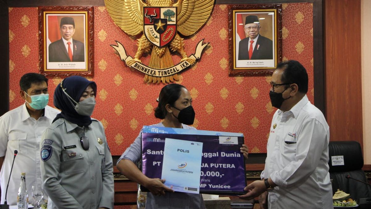The Family Of The Victims Of The KMP Yunicee Drowning Get Compensation For Jasa Raharja