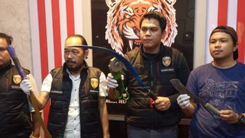 Police Arrest Dozens of Motorbike Thugs in Jambi, Sickles And Swords Confiscated