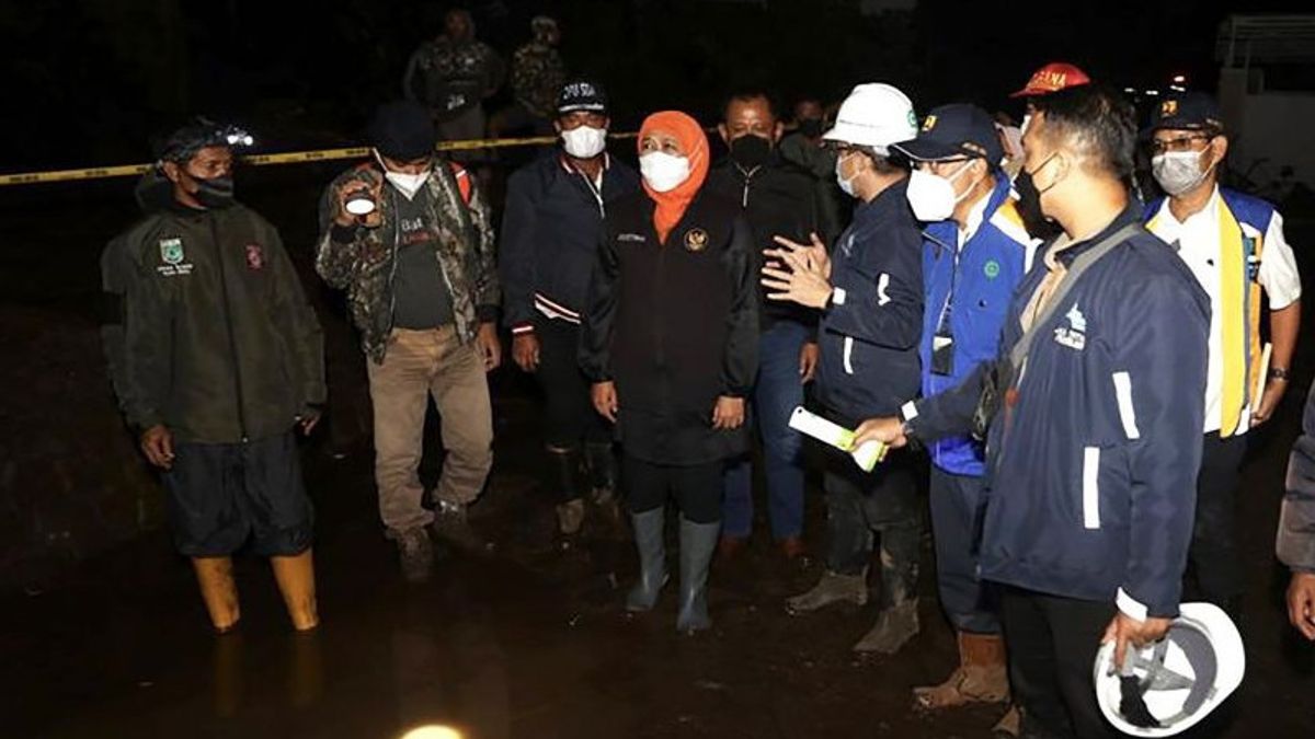 Le Gouverneur Khofifah Pleure Les Personnes Qui Sont Mortes Des Inondations Soudaines Dans La Ville De Batu
