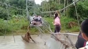 Miris, Viral Pelajar Sekolah Bergelantungan di Tali Jembatan Rusak Parah Saat Seberangi Sungai di Nias Utara