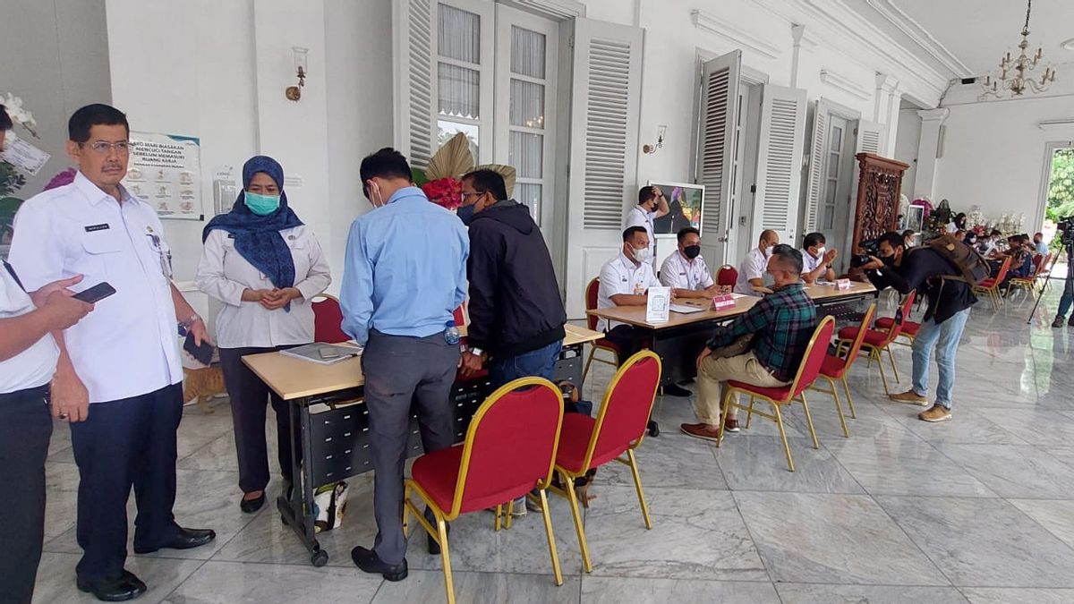 Makin Ramai Warga yang 'Curhat' ke Meja Pengaduan Balai Kota di DKI