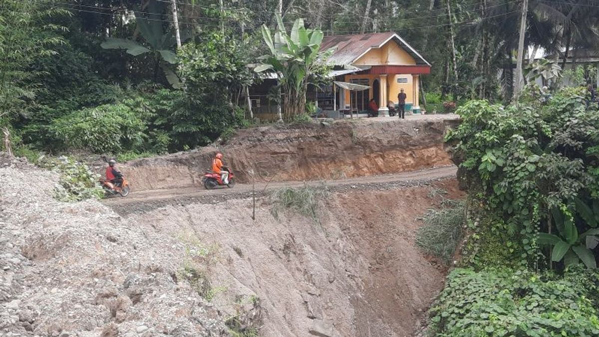 The Padang Pariaman-Agam West Sumatra Road Can Again Be Passed After Being Cut Off, But It's Still An Emergency Route