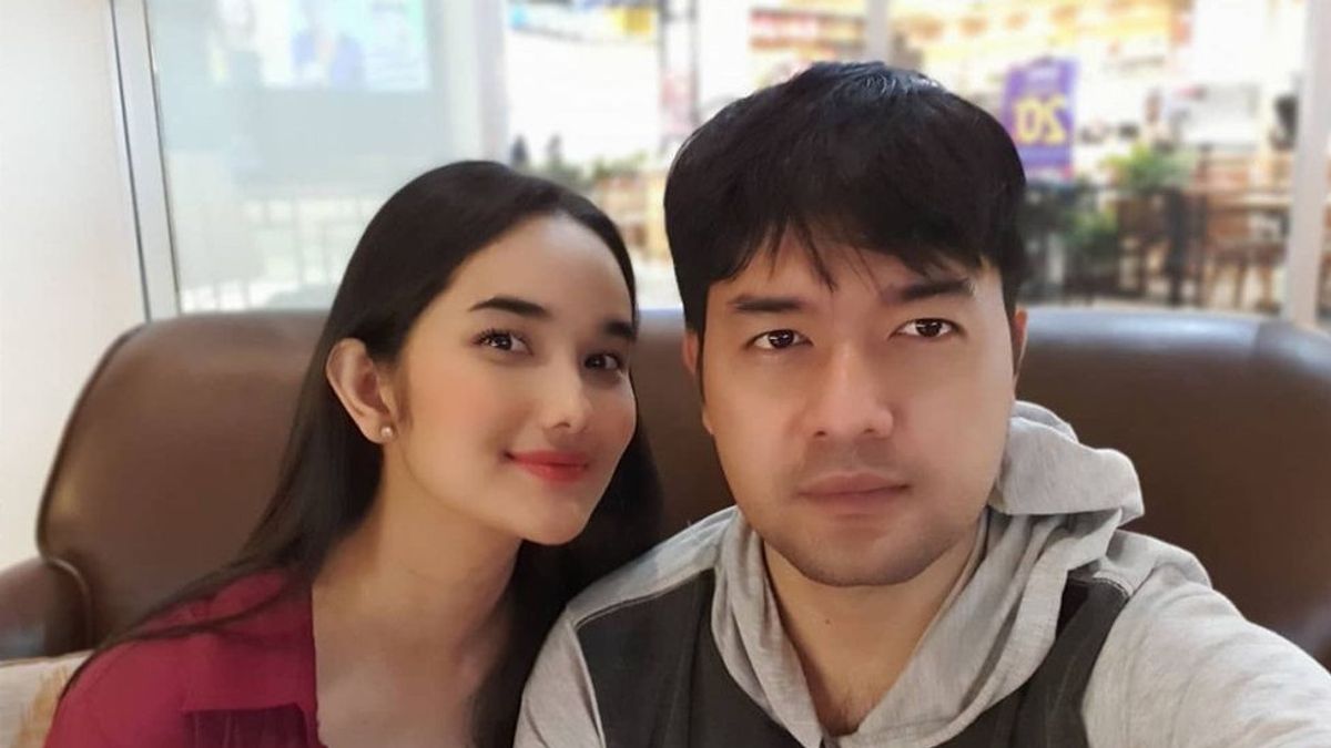 悲伤的,Revand Narya称他的卑鄙态度使Faby Marcelia相信他正在起诉离婚