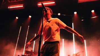 Louis Tomlinson amène la téléviseur au Festival de Glastonberg pour regarder l’Euro 2024