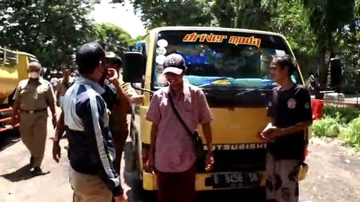 يوم صيد تم القبض عليه على الفور ، سائق شاحنة يهدر البراز بشكل عشوائي في دوكوه أتاس تغريم 5 ملايين روبية إندونيسية