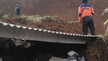 4 منازل للسكان على سفوح جبل برومو تضررت من الانهيارات الأرضية
