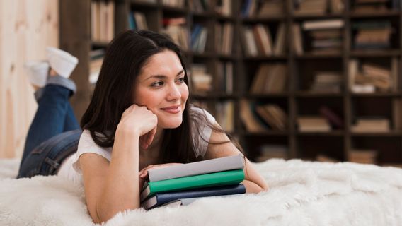 7 तरीके घर पर एक छोटी लाइब्रेरी के लिए किताबें व्यवस्थित करें ताकि वे चिकनी और सौंदर्यवादी हों