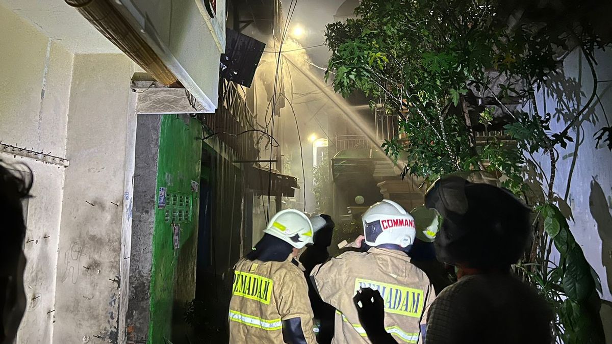 2 Rumah dan 12 Kontrakan di Permukiman Padat Penduduk Pulogadung Terbakar