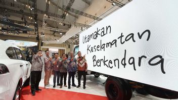 Inovasi Baru Isuzu Hadirkan ELF NMR dengan LED Display Interaktif di GIIAS 2025